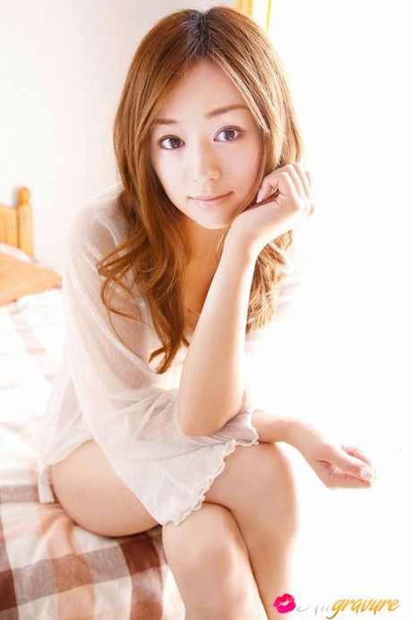 Beautiful gravure idol is adorable in cute little pink dress