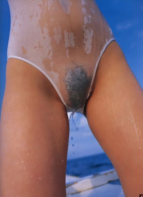 Naked idol with full luscious pink lips and a hot curvy body