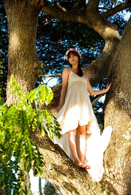 Steaming hot babe tantilizes and seduces in her bronze bikini