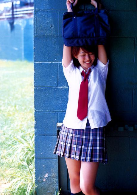 Beautiful gravure idol babe looks incredible in her bikini