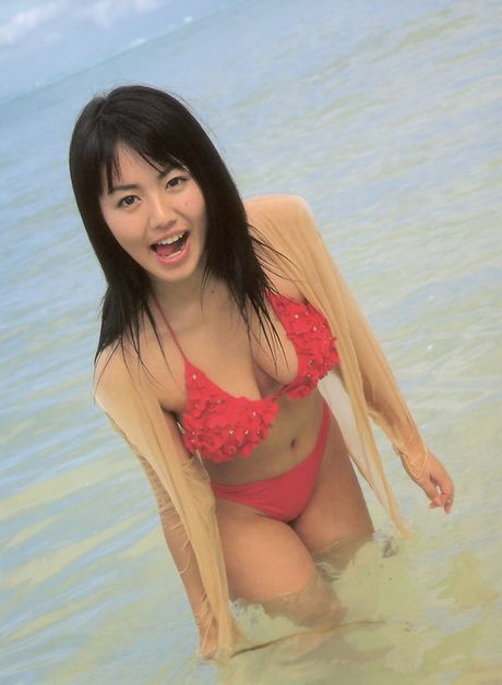 Alluring gravure beauty is heart melting in her wet bikini