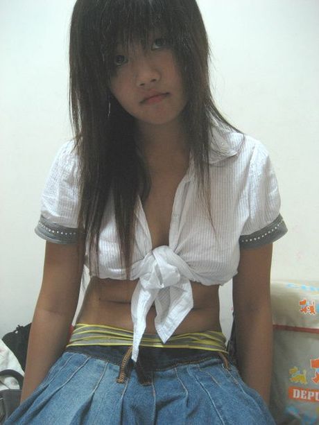 Asian girl has good cock sucking lips