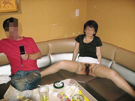 Asian amateur girl strips and shows her sexy ass and tits in public