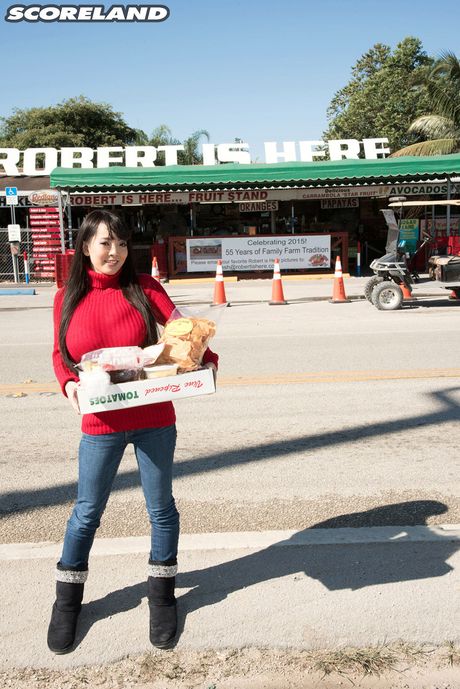 Asian mom Hitomi unveils her amazing boobs and poses nude in the garden