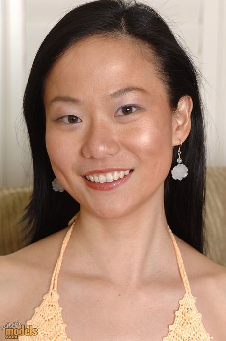 Asian cougar Niya Yu fingers her twat after a hot striptease