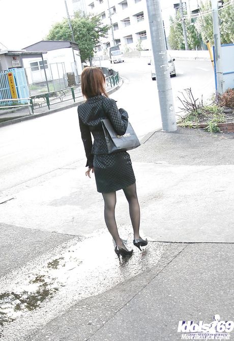 Curious japanese Sarina baring her ass