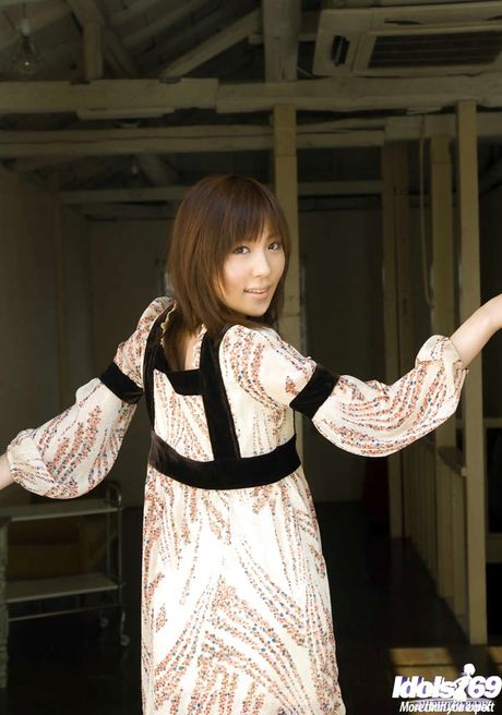 Very attractive japanese babe Rin Sakuragi shows her butt